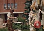 Standbild Volunteer worker Rapid City South Dakota USA, 1972, aus Sekunde 41 historischem Filmmaterial Videoclip 65675052501