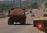 Immagine di Pulizia del proiettore Rapid City South Dakota USA, 1972, secondo 7 filmato di repertorio 65675052541