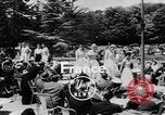 Image défilé de modèle France, 1955, de la seconde 4 séquences d'archives historiques vidéo 65675052567