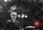 Image défilé de modèle France, 1955, de la seconde 7 séquences d'archives historiques vidéo 65675052567