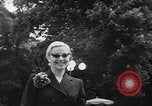 Image défilé de modèle France, 1955, de la seconde 8 séquences d'archives historiques vidéo 65675052567