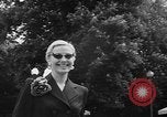 Image défilé de modèle France, 1955, de la seconde 9 séquences d'archives historiques vidéo 65675052567