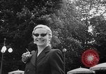 Image défilé de modèle France, 1955, de la seconde 11 séquences d'archives historiques vidéo 65675052567