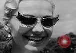 Image défilé de modèle France, 1955, de la seconde 13 séquences d'archives historiques vidéo 65675052567