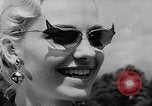 Image défilé de modèle France, 1955, de la seconde 14 séquences d'archives historiques vidéo 65675052567