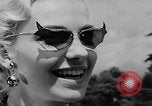 Image défilé de modèle France, 1955, de la seconde 15 séquences d'archives historiques vidéo 65675052567