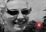Image défilé de modèle France, 1955, de la seconde 16 séquences d'archives historiques vidéo 65675052567