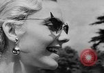 Image défilé de modèle France, 1955, de la seconde 17 séquences d'archives historiques vidéo 65675052567