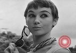 Image défilé de modèle France, 1955, de la seconde 18 séquences d'archives historiques vidéo 65675052567