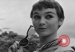 Image défilé de modèle France, 1955, de la seconde 19 séquences d'archives historiques vidéo 65675052567