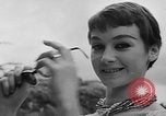 Image défilé de modèle France, 1955, de la seconde 20 séquences d'archives historiques vidéo 65675052567