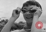 Image défilé de modèle France, 1955, de la seconde 21 séquences d'archives historiques vidéo 65675052567