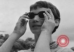 Image défilé de modèle France, 1955, de la seconde 22 séquences d'archives historiques vidéo 65675052567