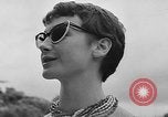 Image défilé de modèle France, 1955, de la seconde 23 séquences d'archives historiques vidéo 65675052567