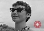 Image défilé de modèle France, 1955, de la seconde 24 séquences d'archives historiques vidéo 65675052567