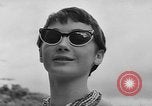 Image défilé de modèle France, 1955, de la seconde 25 séquences d'archives historiques vidéo 65675052567
