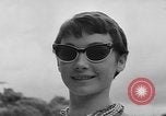 Image défilé de modèle France, 1955, de la seconde 26 séquences d'archives historiques vidéo 65675052567