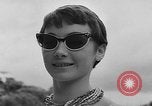 Image défilé de modèle France, 1955, de la seconde 27 séquences d'archives historiques vidéo 65675052567