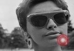 Image défilé de modèle France, 1955, de la seconde 28 séquences d'archives historiques vidéo 65675052567