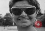 Image défilé de modèle France, 1955, de la seconde 29 séquences d'archives historiques vidéo 65675052567