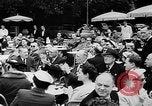 Image défilé de modèle France, 1955, de la seconde 32 séquences d'archives historiques vidéo 65675052567