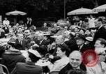 Image défilé de modèle France, 1955, de la seconde 33 séquences d'archives historiques vidéo 65675052567