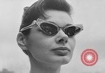 Image défilé de modèle France, 1955, de la seconde 34 séquences d'archives historiques vidéo 65675052567