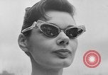 Image défilé de modèle France, 1955, de la seconde 35 séquences d'archives historiques vidéo 65675052567