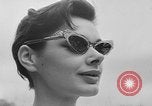 Image défilé de modèle France, 1955, de la seconde 36 séquences d'archives historiques vidéo 65675052567