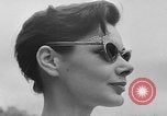 Image défilé de modèle France, 1955, de la seconde 37 séquences d'archives historiques vidéo 65675052567