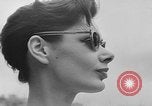 Image défilé de modèle France, 1955, de la seconde 38 séquences d'archives historiques vidéo 65675052567