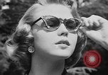Image défilé de modèle France, 1955, de la seconde 39 séquences d'archives historiques vidéo 65675052567