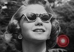 Image défilé de modèle France, 1955, de la seconde 41 séquences d'archives historiques vidéo 65675052567