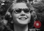 Image défilé de modèle France, 1955, de la seconde 42 séquences d'archives historiques vidéo 65675052567