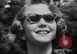 Image défilé de modèle France, 1955, de la seconde 43 séquences d'archives historiques vidéo 65675052567