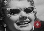 Image défilé de modèle France, 1955, de la seconde 44 séquences d'archives historiques vidéo 65675052567