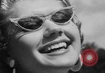 Image défilé de modèle France, 1955, de la seconde 45 séquences d'archives historiques vidéo 65675052567
