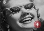 Image défilé de modèle France, 1955, de la seconde 46 séquences d'archives historiques vidéo 65675052567