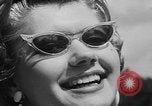 Image défilé de modèle France, 1955, de la seconde 47 séquences d'archives historiques vidéo 65675052567