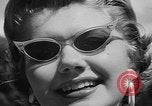 Image défilé de modèle France, 1955, de la seconde 48 séquences d'archives historiques vidéo 65675052567