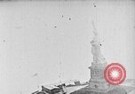 Immagine di Stati Uniti Navy Classe C dirigibili sulla Statua della Libertà New York United States USA, 1918, secondo 11 filmato di repertorio 65675052579