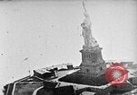 Immagine di Stati Uniti Navy Classe C dirigibili sulla Statua della Libertà New York United States USA, 1918, secondo 12 filmato di repertorio 65675052579