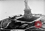Immagine di Stati Uniti Navy Classe C dirigibili sulla Statua della Libertà New York United States USA, 1918, secondo 13 filmato di repertorio 65675052579
