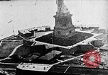 Immagine di Stati Uniti Navy Classe C dirigibili sulla Statua della Libertà New York United States USA, 1918, secondo 14 filmato di repertorio 65675052579