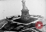 Immagine di Stati Uniti Navy Classe C dirigibili sulla Statua della Libertà New York United States USA, 1918, secondo 15 filmato di repertorio 65675052579