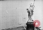 Immagine di Stati Uniti Navy Classe C dirigibili sulla Statua della Libertà New York United States USA, 1918, secondo 25 filmato di repertorio 65675052579