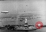 Immagine di Stati Uniti Navy Classe C dirigibili sulla Statua della Libertà New York United States USA, 1918, secondo 26 filmato di repertorio 65675052579