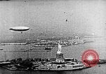 Immagine di Stati Uniti Navy Classe C dirigibili sulla Statua della Libertà New York United States USA, 1918, secondo 27 filmato di repertorio 65675052579