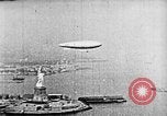 Immagine di Stati Uniti Navy Classe C dirigibili sulla Statua della Libertà New York United States USA, 1918, secondo 33 filmato di repertorio 65675052579