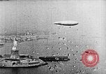 Immagine di Stati Uniti Navy Classe C dirigibili sulla Statua della Libertà New York United States USA, 1918, secondo 35 filmato di repertorio 65675052579